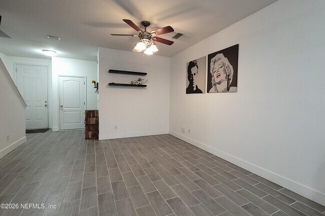 Foto del edificio - 2303 Sunset Bluff Dr