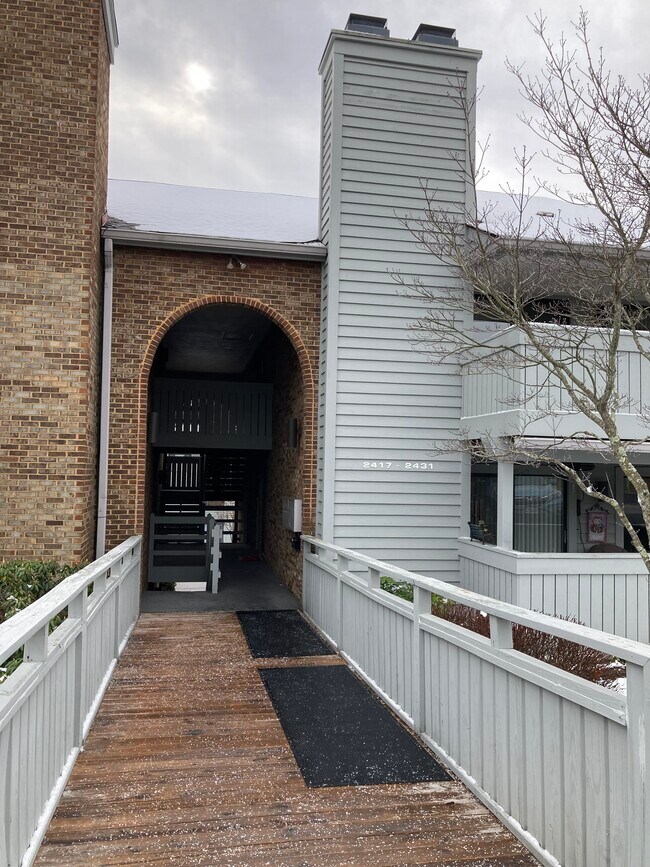 Foto del edificio - 2425 Barnside Ct