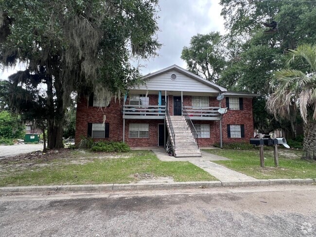 Building Photo - 6 Oak Forest Ln