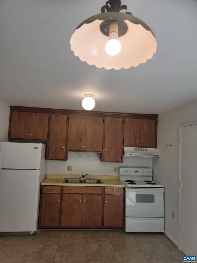 Building Photo - 1203 Oak Hill Dr