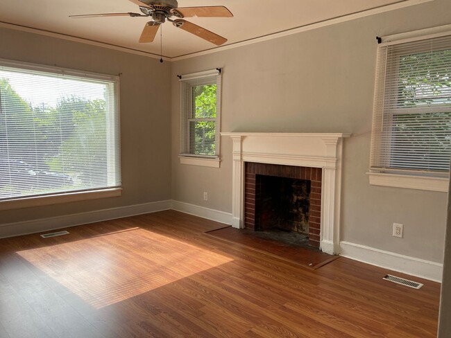Building Photo - 2 Bedroom, 1 Bathroom House in Greensboro!