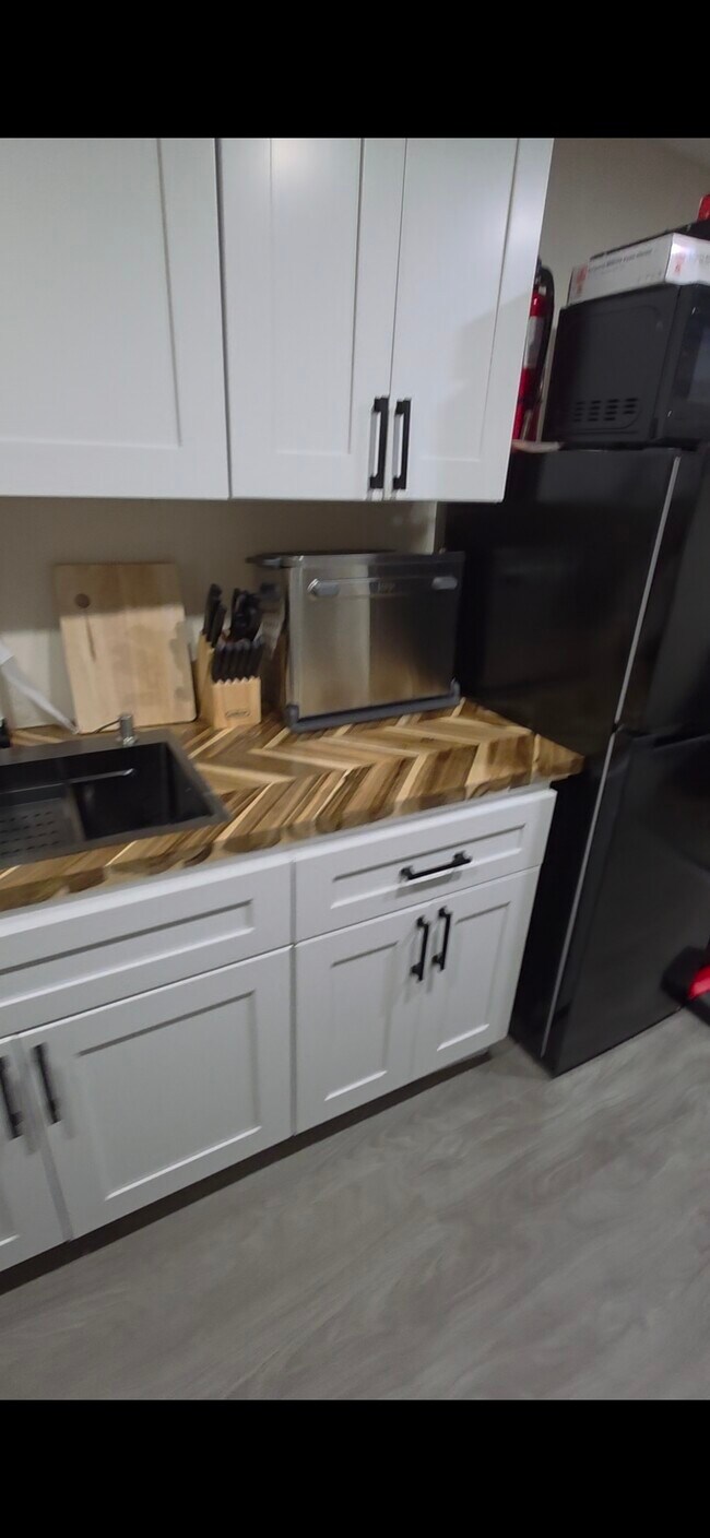 Espacio de cocina pequeña - 2437 S Milan St