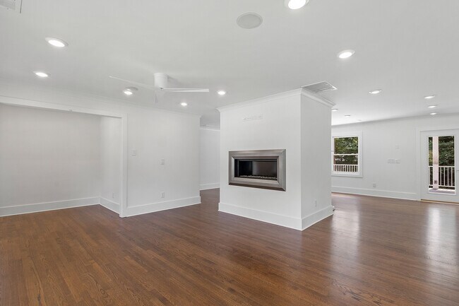 Building Photo - 695 Glenforest Rd