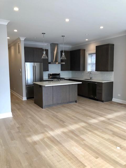 Foto principal - 4 bedroom in Chicago IL 60657