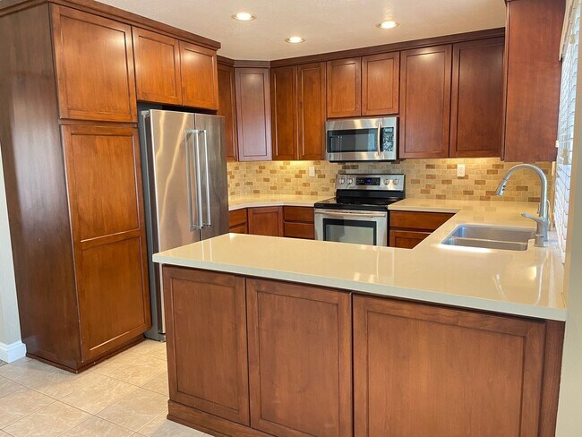 Building Photo - Picture Perfect Summerhill Home!