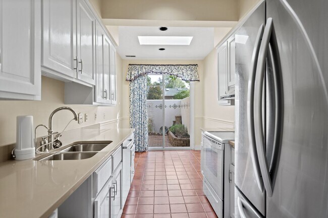 Building Photo - 3 Bedroom/3 Bath Townhome in Falconbridge!