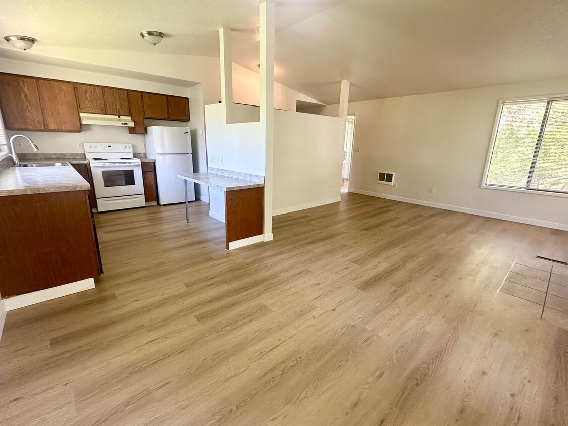 Lake Oswego Refreshed 2nd Story 2 bed/1 bath Condo- W/S/G Included - Lake Oswego Refreshed 2nd Story 2 bed/1 bath Condo- W/S/G Included