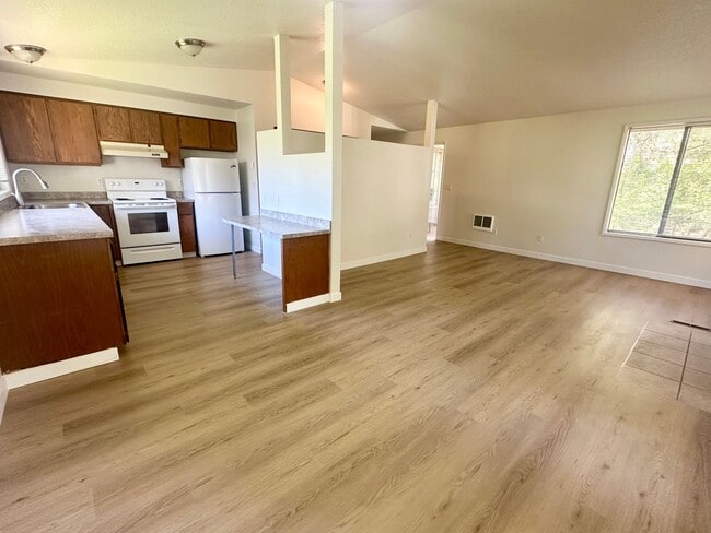 Lake Oswego Refreshed 2nd Story 2 bed/1 bath Condo- W/S/G Included - Lake Oswego Refreshed 2nd Story 2 bed/1 bath Condo- W/S/G Included