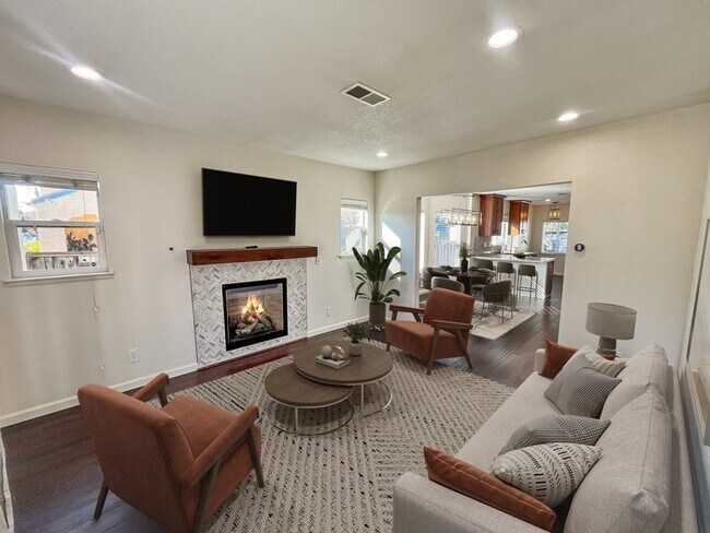 Foto del edificio - 2 Houses, 1 Price. Nicely Updated Single Family Home with ADU