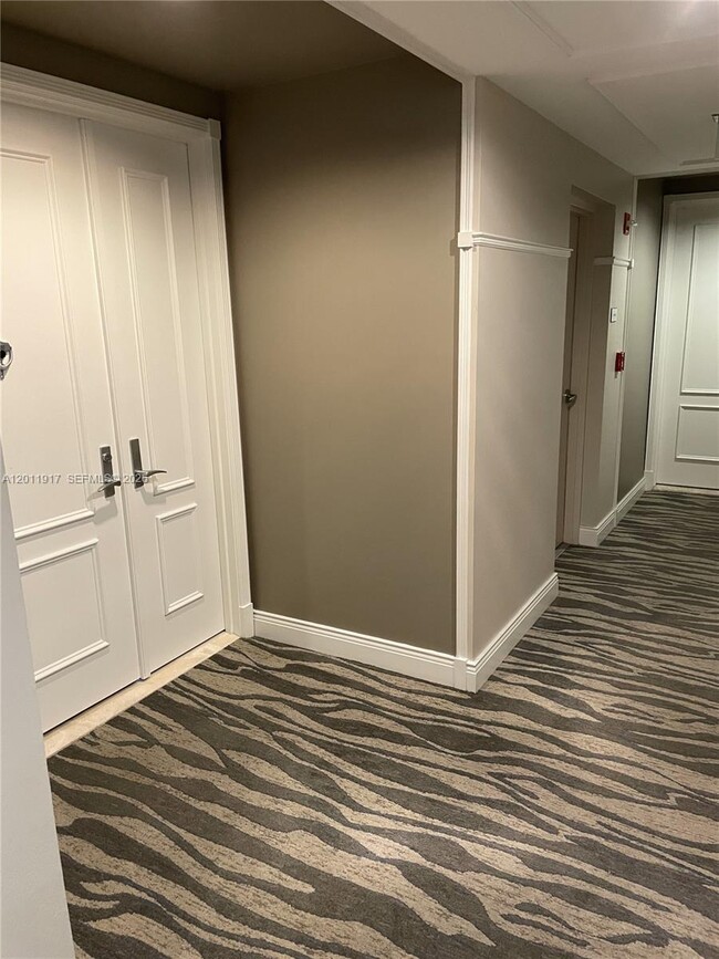 Building Photo - 848 Brickell Key Dr
