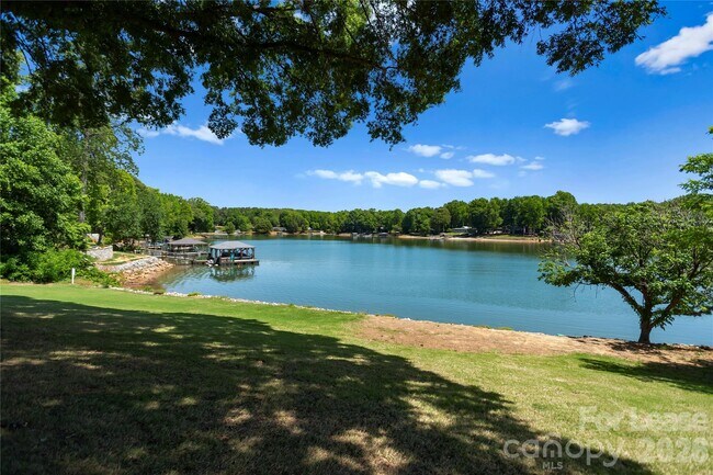 Building Photo - 7113 Brookview Ln