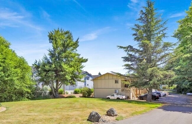 Building Photo - 2333 Main St