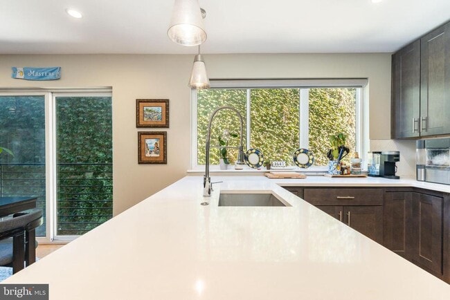 Foto del edificio - 1647 E Eyre St