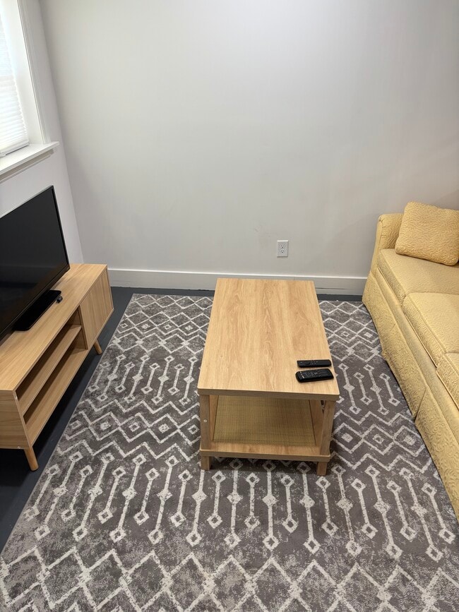 Sala de estar con cama tamaño queen - 608 Glenpark Dr