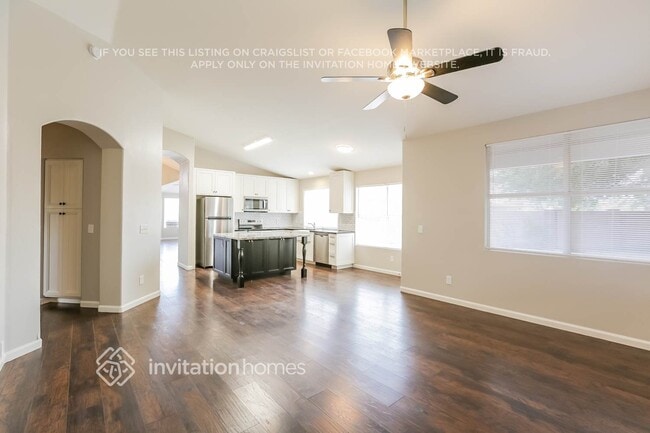 Building Photo - 1002 W Chicago Ct