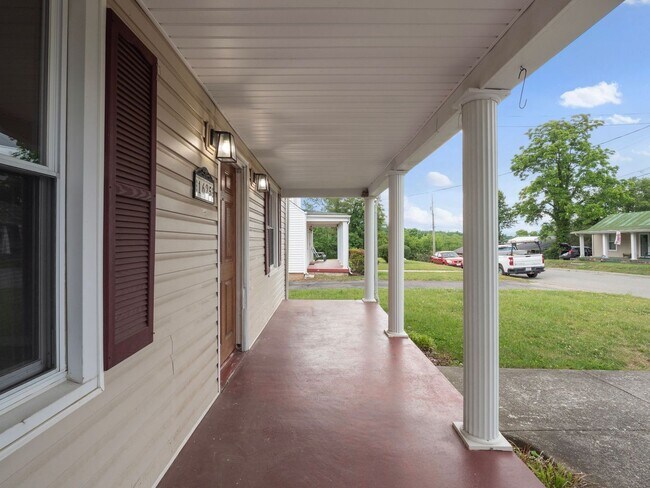 Foto del edificio - 4 Bedroom/1 Bathroom Home with Fenced Yard Available in SE Roanoke!