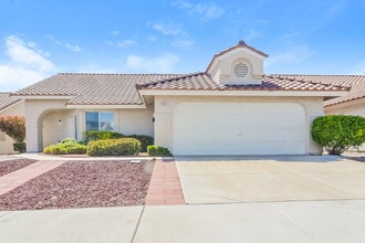 Building Photo - 403 Royal Greens Dr
