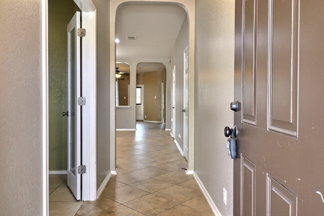 Foto del edificio - Redbird Ranch Retreat: 3-Bedroom Home with Private Office & Modern Upgrades!