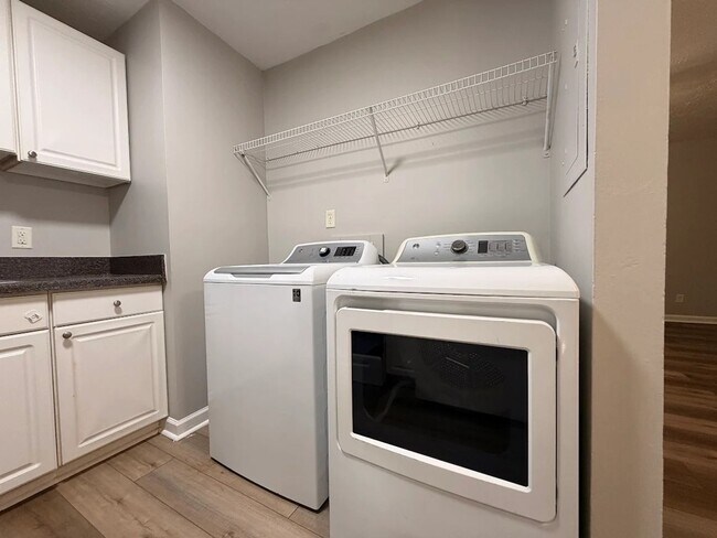 Foto del edificio - 205-207 Rustwood Dr Rustwood Dr
