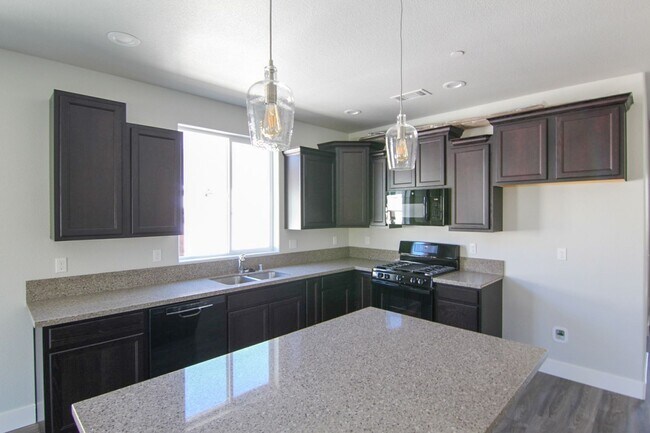 Building Photo - Modern Home Loaded with Amenities!