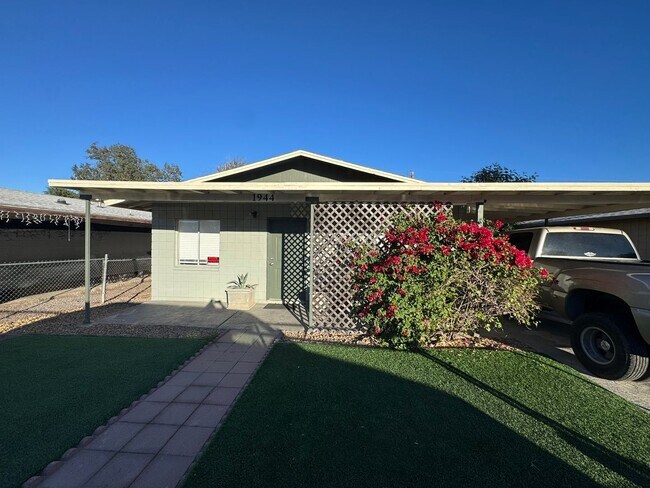 Foto del edificio - 3 BR 2Ba Home w/gated yard and storage area