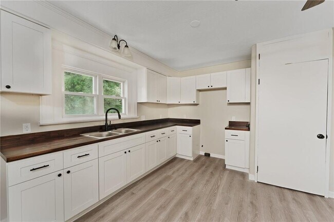 Building Photo - 220 Willow St