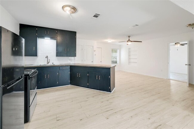 Building Photo - 18502 E Lakeview Dr