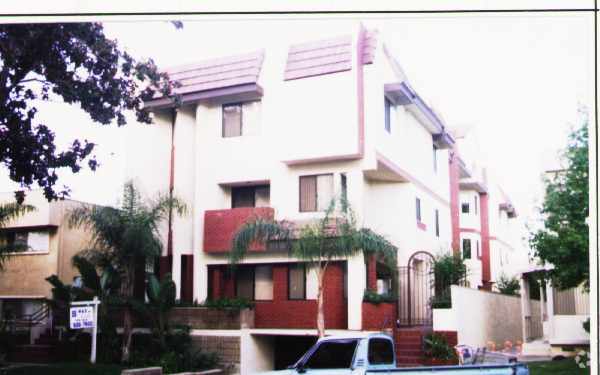 Building Photo - 305 N Cedar St