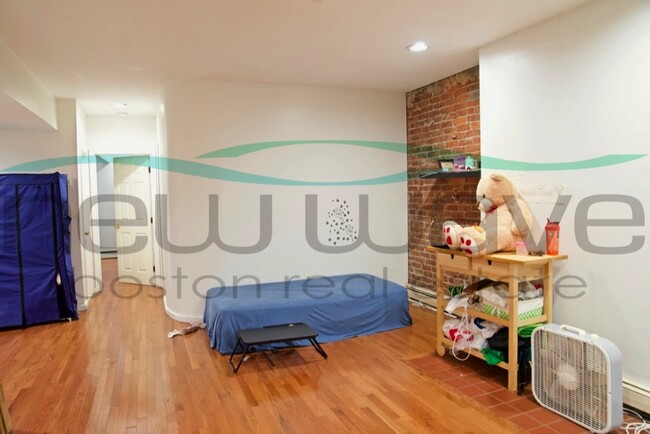 Building Photo - 390 Riverway