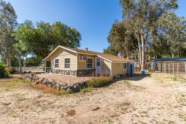 Building Photo - One bedroom Private home on Horse Property