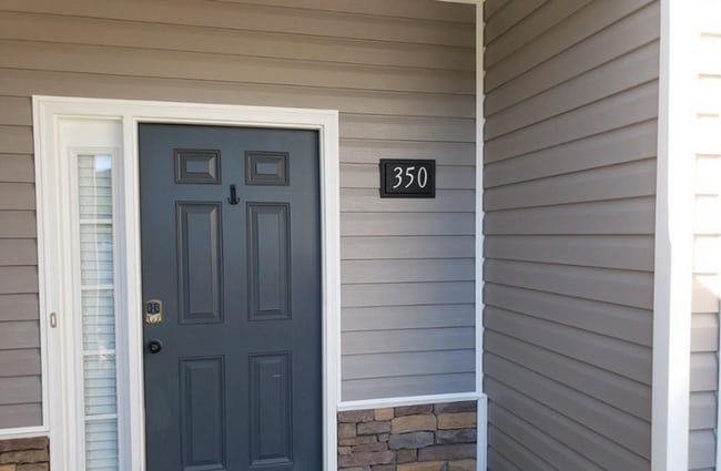 Building Photo - 3 bedrooms, 2.5 bathrooms townhome in the ...