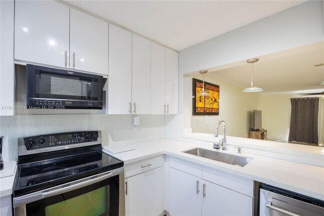 Foto del edificio - 8325 Fairway Rd