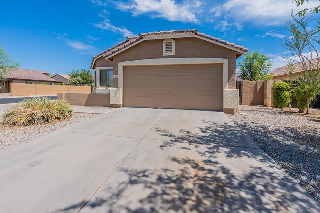 Building Photo - Miller Manor spacious 3 bedroom w/ a den!