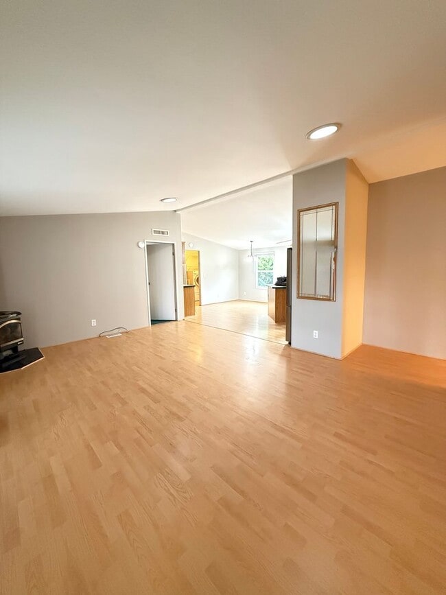 Building Photo - Beautifully Updated 3-Bed, 2-Bath Home wit...