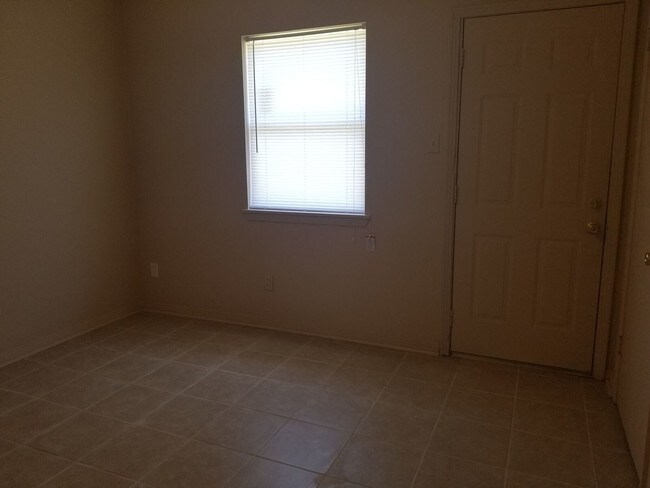 Foto del edificio - 1320 Plummer St