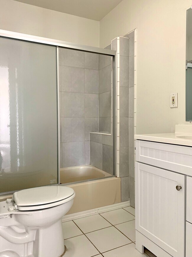 Foto del edificio - 2134 S Cloverdale Ave