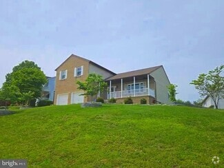 Building Photo - 911 Hedgerow Ct