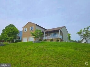 Building Photo - 911 Hedgerow Ct