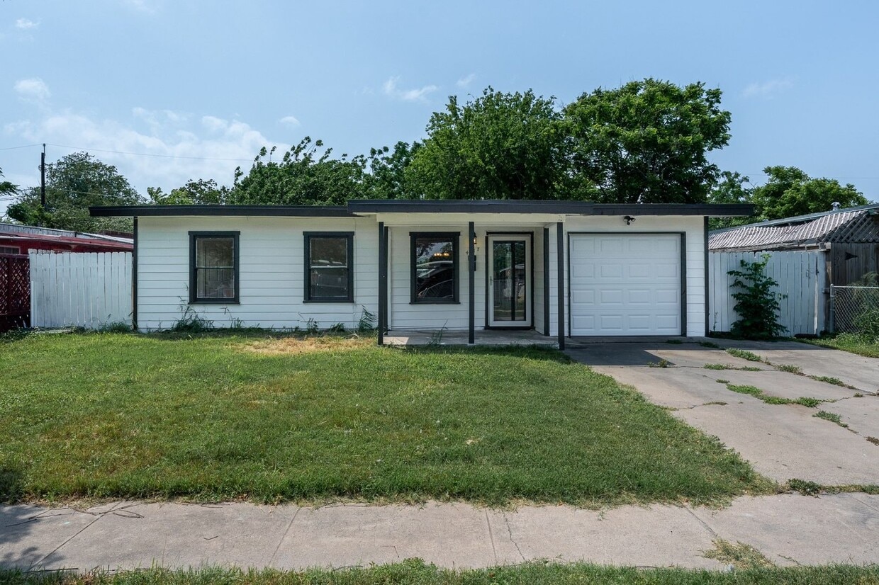 Primary Photo - CENTRAL CITY FOUR BEDROOM TWO BATH HOUSE!