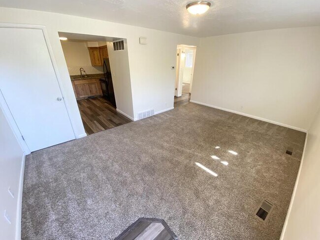 Building Photo - 258 N 400 W