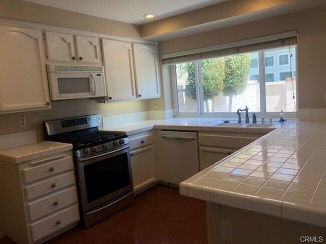 Building Photo - Beautiful End-Unit Townhome in the Desirab...