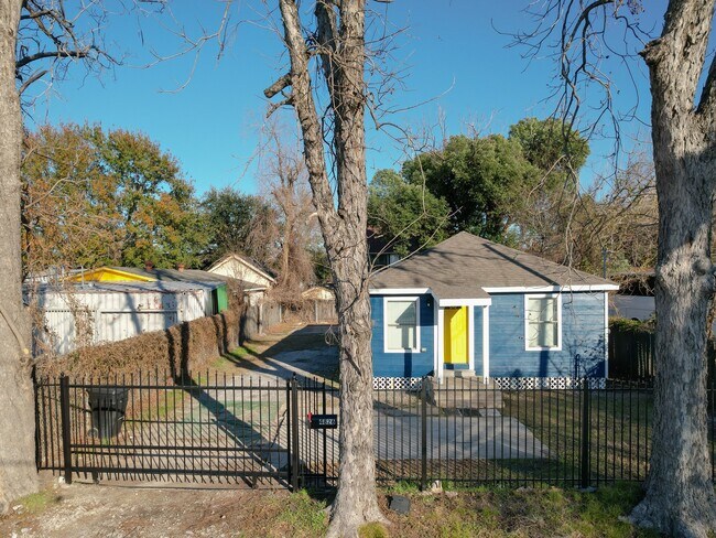 Foto del edificio - 4826 Bristol St