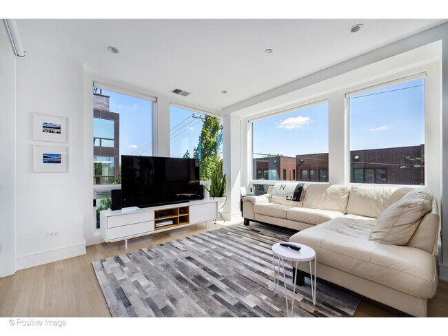 Foto del edificio - 2633 N Hermitage Ave