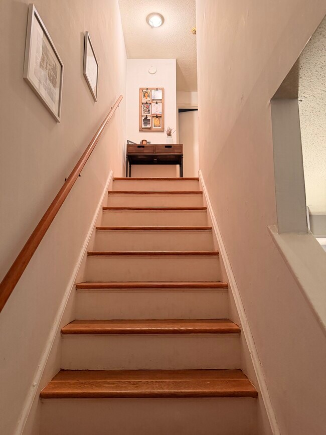 Escaleras al segundo piso - 211 E Main St