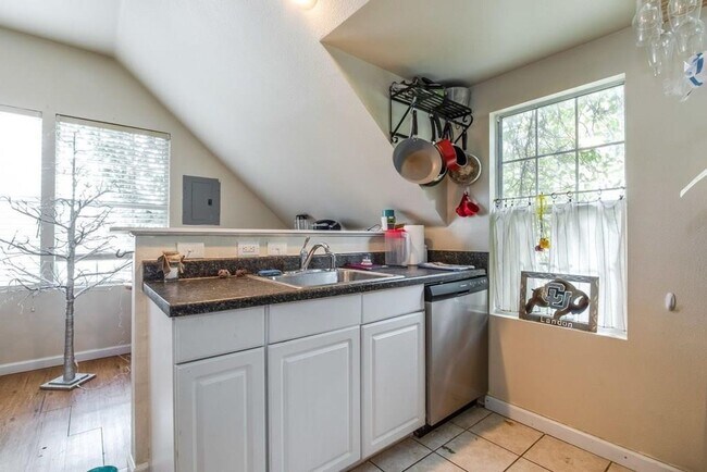 Foto del edificio - 2404 Thornton Rd