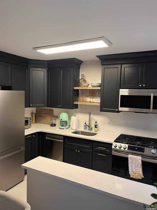 Building Photo - 443 Main St