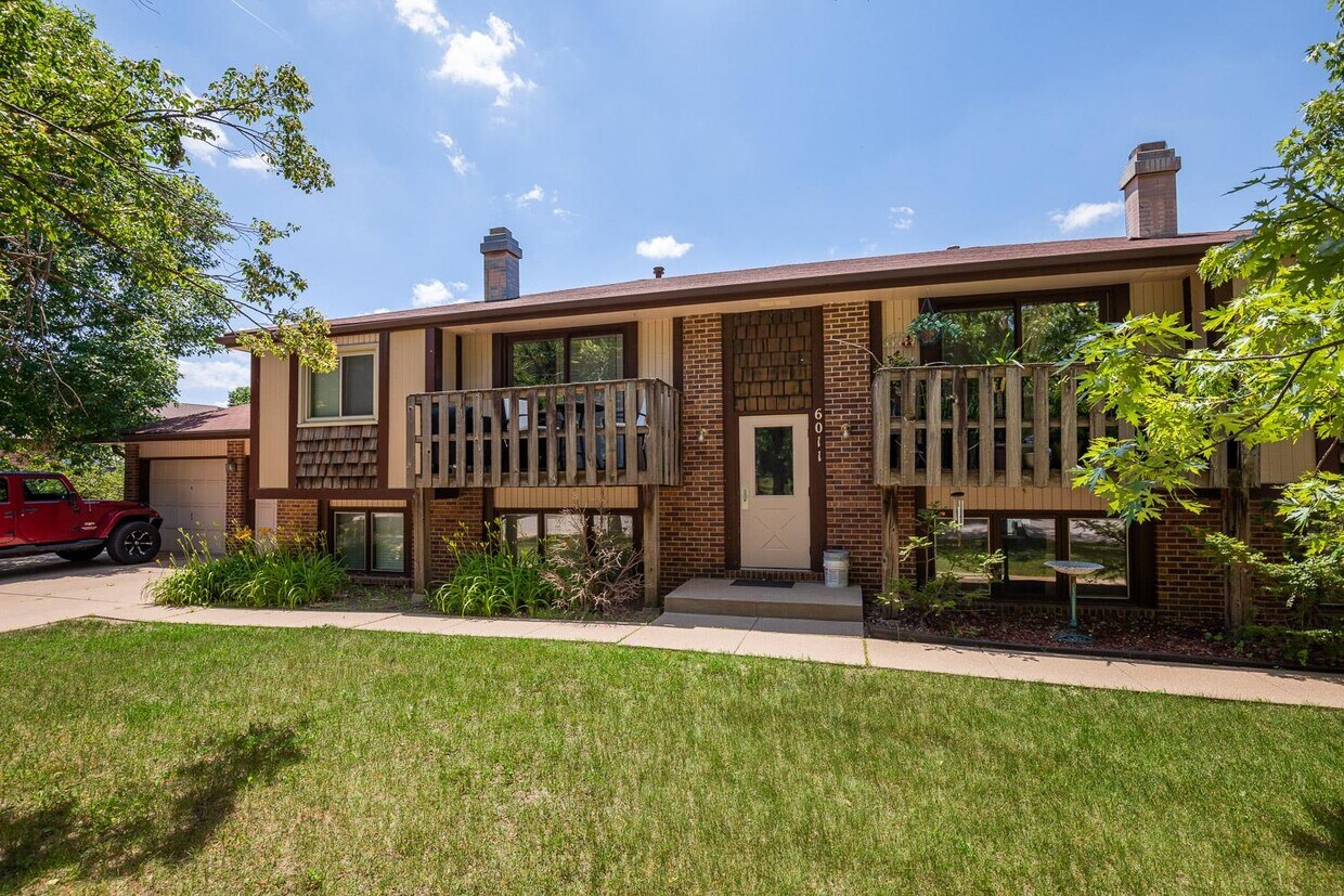 Primary Photo - 6011 Queens Dr