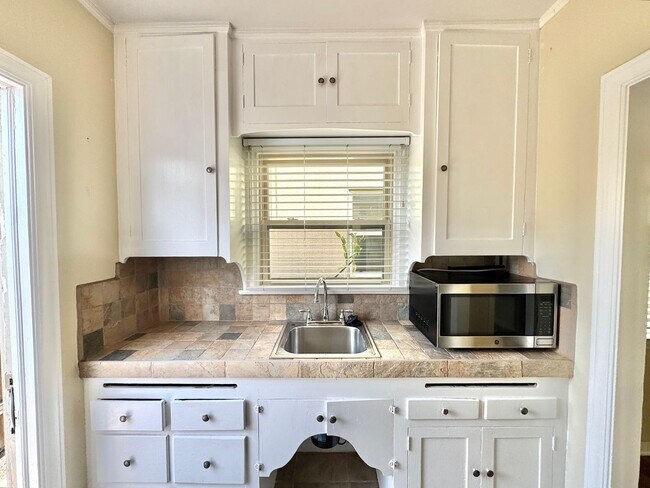 Foto del edificio - Cute North Park Bungalow! 2bd/1ba, 1 car garage, AC, W/D in-unit, fenced yard!