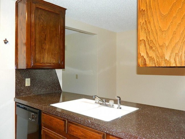 Building Photo - Nice 2/2 duplex in Moore Schools.