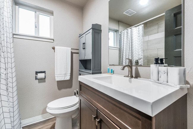 Building Photo - 1818 Court F